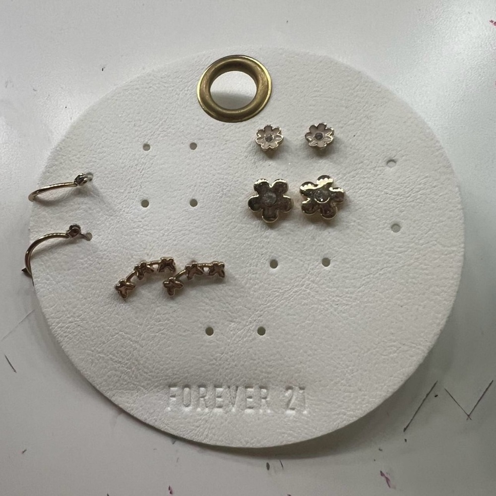 Forever 21 Gold Flower Earrings Set